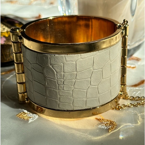 CC Skye Embossed leather cuff with pin and chain fastener - Picture 1 of 8